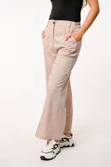 Pantalón sastrero color borgoña, de gabardina con elástico en la parte trasera.