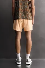 Pantalones cortos de entrenamiento Zara Athleticz en color salmón, confeccionados en tejido técnico ligero y elástico con estructura. Cuentan con cintura elástica ajustable, forro interior, bolsillos laterales y perneras con aberturas laterales.