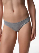 Bombacha de tiro medio confeccionada en algodón canalé, con diseño básico y textura acanalada.