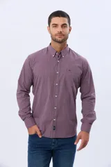 Camisa de manga larga con estampado de cuadros pequeños en tonos rojo, azul y blanco. Presenta cuello abotonado, cierre frontal con botones y un bolsillo pequeño en el pecho.