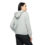 Chaqueta con capucha y cierre frontal, confeccionada en tejido de felpa cepillada color gris melange. Presenta cordones ajustables en la capucha y logo de la marca estampado en el pecho.