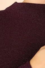 Suéter de punto con textura, color púrpura, de cuello alto y manga larga con puños ajustados.