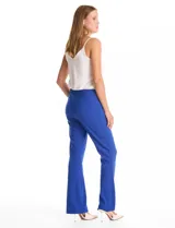 Pantalón de corte recto confeccionado en tejido crepe con estructura. Presenta tiro medio, cintura limpia sin pasadores, bolsillos laterales integrados y pinzas de entalle en la parte posterior.