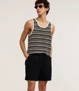 Bermuda masculina de corte recto, color rojo, con cintura elástica y cordón de ajuste. Cuenta con bolsillos laterales y traseros, confeccionada en una mezcla de algodón y lino.