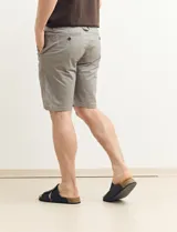 Bermuda color verde con bolsillos laterales y traseros.