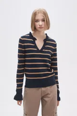 Sweater de punto a rayas horizontales en azul marino y beige, con escote en V y detalle de volados en el cuello. De manga larga con puños acampanados y corte holgado.