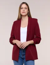 Blazer de crep color bordó de la marca BBJ, con cuello solapa, bolsillos delanteros y mangas tres cuartos con frunce.