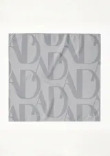 Pañuelo cuadrado de satén con estampado abstracto en tonos rojizos y grises, anudado en la parte inferior.