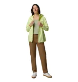 Campera impermeable con tecnología Omni-Tech, costuras selladas y forro de malla transpirable. Cuenta con capucha ajustable, cierre frontal, bolsillos laterales con cremallera, puños ajustables y dobladillo con cordón.