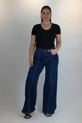 Pantalón wide leg de jean azul oscuro con costuras frontales marcadas y aberturas en los bajos.