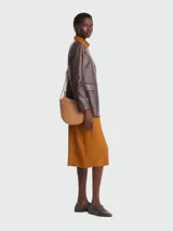 Cartera crossbody small Longchamp de la línea Le Foulonné, color tostado, con diseño estructurado y correa ajustable para llevar al hombro o cruzada.