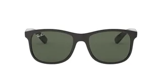 Lentes de sol Ray-Ban modelo RB 4202/55, color negro con lentes verdes.