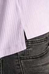 Remera celeste de punto canalé, corte holgado y mangas cortas.