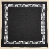 Pañuelo de seda negro con diseño estampado geométrico y guarda blanca en los bordes.