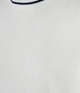 Sweater de manga larga color azul marino con textura acanalada vertical. Presenta un cuello redondo con un ribete blanco contrastante y un borde inferior con un detalle blanco asomando.