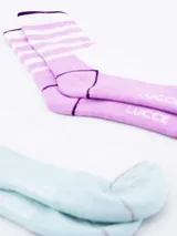 Pack de dos pares de medias caña corta, una blanca con rayas horizontales rosas y detalles en rojo, y otra blanca con rayas horizontales rosas y detalles en amarillo.