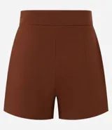 Short lila de tejido bengaline, con bolsillos delanteros y cremallera lateral.