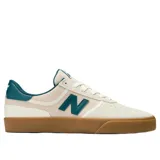 Championes New Balance Numeric 272, modelo de skate con diseño en tonos beige y detalles en verde azulado. Presenta una suela de goma color caramelo, cuerpo de lona y gamuza, y el logo característico en el lateral.