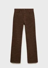 Pantalón de jean con diseño recto y tiro alto, confeccionado en algodón con estampado animal print de cebra en tonos marrones. Cuenta con cierre frontal de cremallera y botón, trabillas para cinturón y cinco bolsillos clásicos.