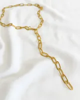 Collar dorado con cadena de eslabones rectangulares y cierre de mosquetón.