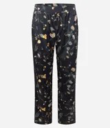 Pijama de dos piezas confeccionado en satén con estampado floral sobre fondo negro. La blusa es estilo camisa con cuello solapa, manga larga y cierre frontal con botones. El pantalón cuenta con cintura elástica y corte recto.