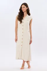 Vestido midi de lino color beige, sin mangas, con cuello solapa, cierre frontal de botones y bolsillos en el pecho.