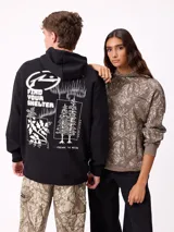 Canguro con capucha de corte holgado, estampado con diseño de ramas en tonos marrones y beige. Presenta bolsillo frontal tipo canguro, puños y ruedo en tejido rib elástico, y logo de la marca bordado en el pecho.