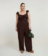 Pantalón flare marrón texturizado, confeccionado en tejido anarruga con cintura elástica.