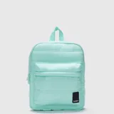 Mochila Bubba de diseño acolchado en color verde menta. Cuenta con un compartimento principal espacioso con cierre, bolsillo frontal con cierre y parche de marca en la parte inferior. Incluye correas acolchadas y es resistente al agua.