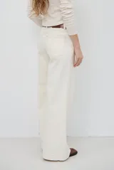 Jean de corte wide leg en color bordó, con costuras a contratono y diseño de cinco bolsillos.