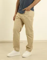 Pantalón de algodón color beige, estilo chino o cargo, de corte recto y cinco bolsillos.