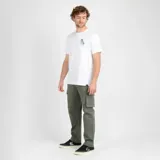 Pantalón cargo O'Neill verde militar, de corte recto, con cintura elástica y botón frontal, bolsillos laterales en las piernas y bolsillos traseros.