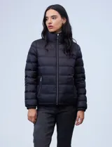 Campera de plumas reversible marca Michael Kors. Un lado es liso y el otro estampado con el logo de la marca. Tiene abertura central con cierre metálico, bolsillos delanteros y avíos metálicos con el logo. Incluye bolsa autoportante.