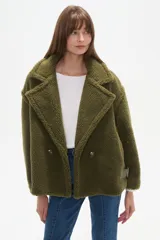 Campera corta de corderito color verde militar, con cuello solapa y cierre cruzado con botones marrones.