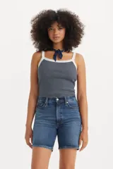 Musculosa a rayas horizontales azul marino y blancas, con breteles anchos y cuello redondo con ribete blanco.