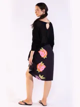 Sweater negro de punto con escote bote, mangas largas y diseño holgado.