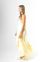 Vestido largo amarillo de satén, de corte recto y holgado, con tirantes finos y escote en V.