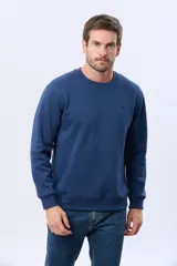 Buzo deportivo de cuello redondo con interior en micropolar y logo bordado al tono en el pecho.