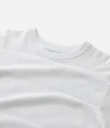 Buzo azul marino de algodón texturizado, con cuello redondo y mangas largas con puños ajustados.