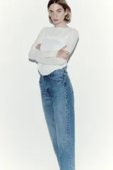 Jean tobillero de cinco bolsillos en denim de tiro alto, corte recto y ligero stretch.