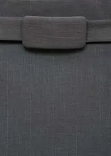 Falda midi de corte lápiz con diseño de raya diplomática. Presenta un diseño entallado, forro interior y una abertura en el bajo. Incluye un cinturón desmontable a juego.