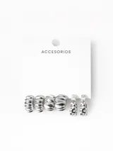 Set de tres pares de aros plateados con diferentes diseños: aros tipo argolla con textura acanalada, aros tipo argolla con diseño trenzado y aros colgantes con diseño irregular.