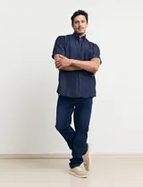 Camisa azul oscuro con pequeños lunares blancos, de manga corta y corte clásico.