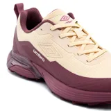 Championes de trekking Umbro Zia, combinación de beige y bordó con suela dentada y cordones al tono.