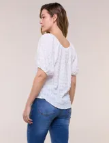 Blusa blanca de tela texturada y silueta fluida, con escote en U y frunces. Cuenta con mangas cortas abullonadas con elástico en los puños y ruedo redondeado.