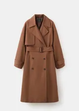 Chaqueta larga tipo trench color marrón, con diseño recto, solapas anchas, doble botonadura, bolsillos laterales y cinturón desmontable de la misma tela.