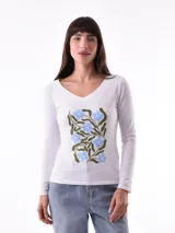 Remera negra de manga larga con escote en V y estampa frontal blanca con diseño de soles y la frase 'Woke Up'.