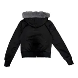 Campera corta negra con capucha y cierre frontal, confeccionada en poliéster. Tiene corte boxy y piel sintética gris alrededor de la capucha.