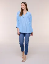 Blusa de silueta holgada a rayas verdes y blancas, confeccionada en tela liviana con textura arrugada. Presenta cuello en V profundo con botones frontales, mangas 3/4 de hombro caído y ruedo asimétrico con aberturas laterales.