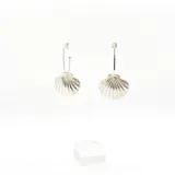 Aros plateados tipo argolla con dije de caracol texturizado.